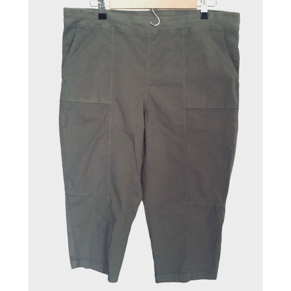 Chicos Zenergy Capri Pants Size 3P Olive Green Flat Front Summer Casual Clothing